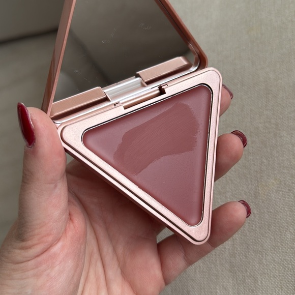 LYS Beauty Higher Standard Satin Matte Cream Blush in Confident - Picture 6 of 7